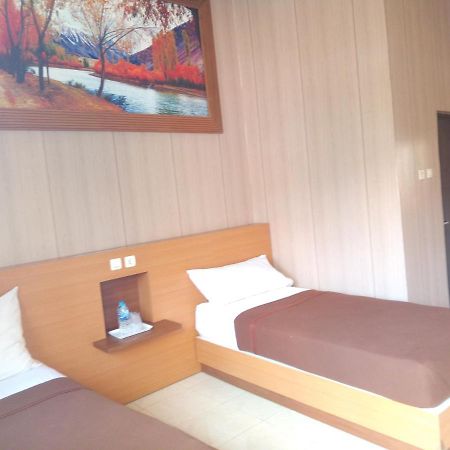 Hotel Kencana Rembang Chambre photo