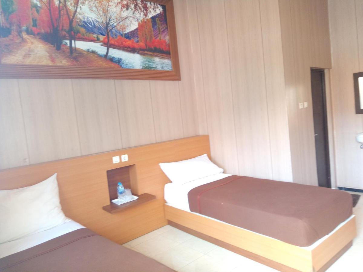 Hotel Kencana Rembang Chambre photo